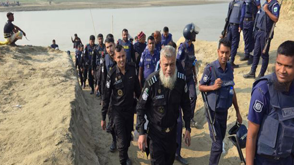 পদ্মার চরে অপারেশন ফার্স্ট লাইট: কাকন বাহিনীর ২১ সদস্য গ্রেপ্তার