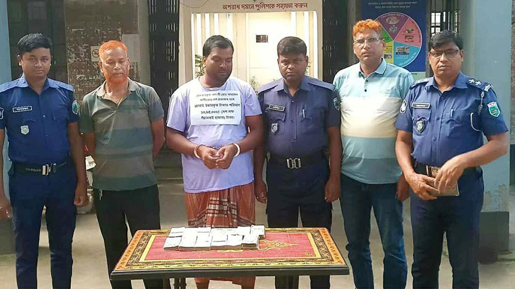 মাটি খুঁড়ে মিলল চুরি হওয়া ১১ লাখ টাকা
