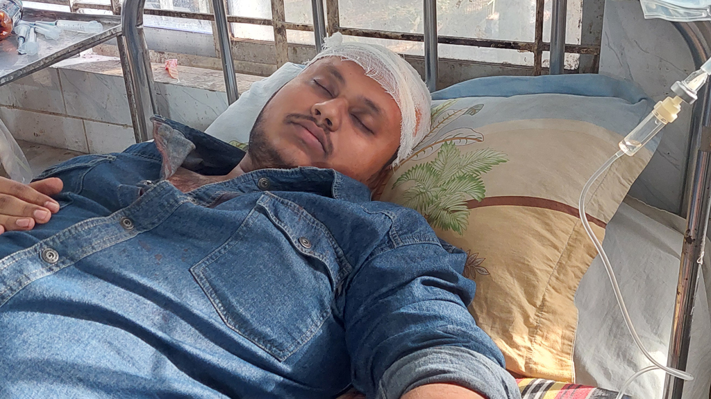 ব্যবসায়ীর দোকানে হামলা, মারধর করে টাকা লুটের অভিযোগ