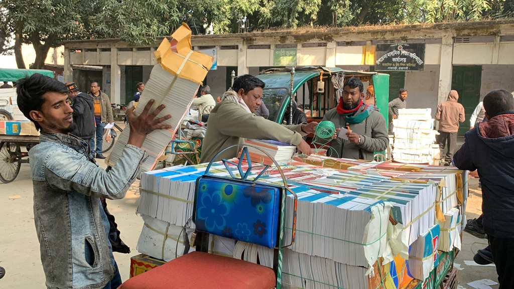 রাজশাহীতে প্রাথমিকের শতভাগ বই পৌঁছেছে, বিদ্যালয়গুলোতে যাচ্ছে নতুন বই