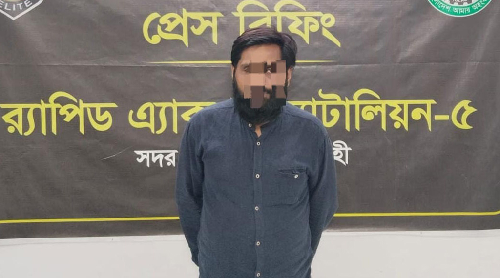 জুতার ভেতর ও শার্টের কলারে লুকানো হেরোইনসহ মাদক কারবারি আটক