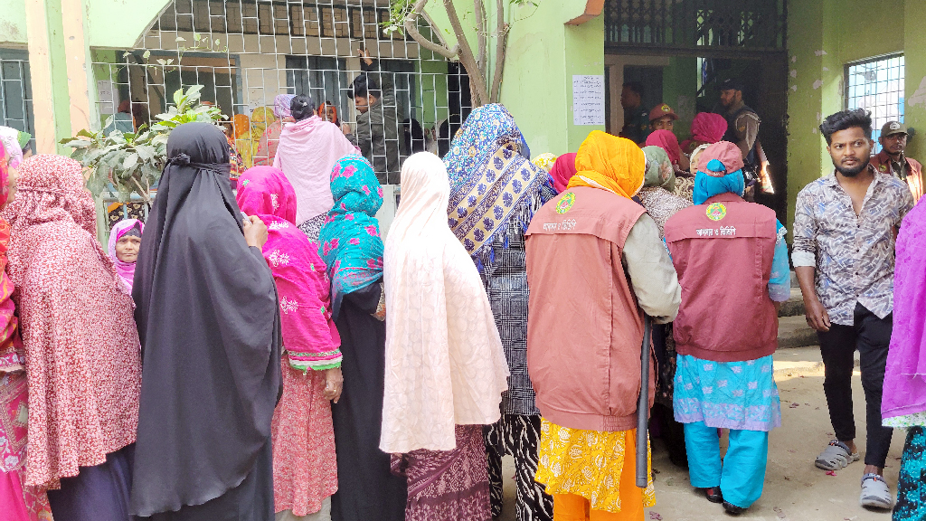 রাজশাহীর একটি কেন্দ্রে নারী ভোটারদের নাম না পাওয়ার অভিযোগ