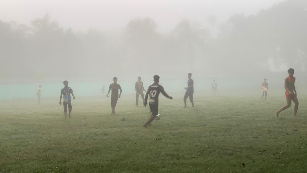 রাজশাহীতে মৌসুমের প্রথম কুয়াশা: তাপমাত্রা কমে ২০-এর নিচে