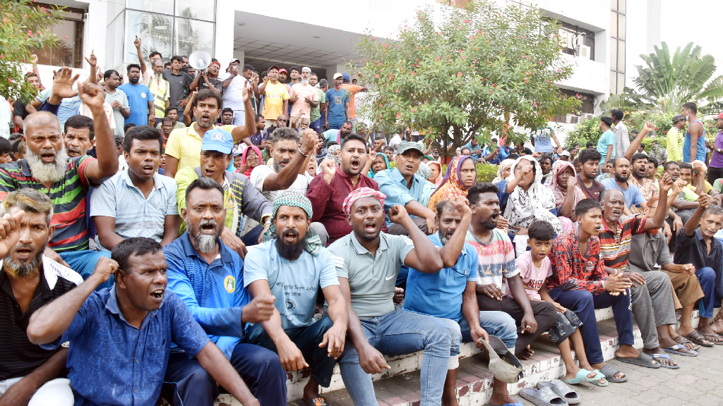 শ্রমিক-কর্মচারীদের আন্দোলনে রাসিকে অচলাবস্থা