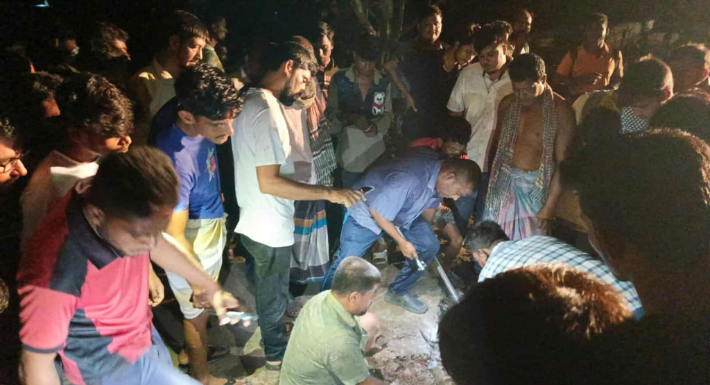 রেললাইন ভেঙে যাওয়ায় রাজশাহীতে আড়াই ঘণ্টা ট্রেন চলাচল বন্ধ