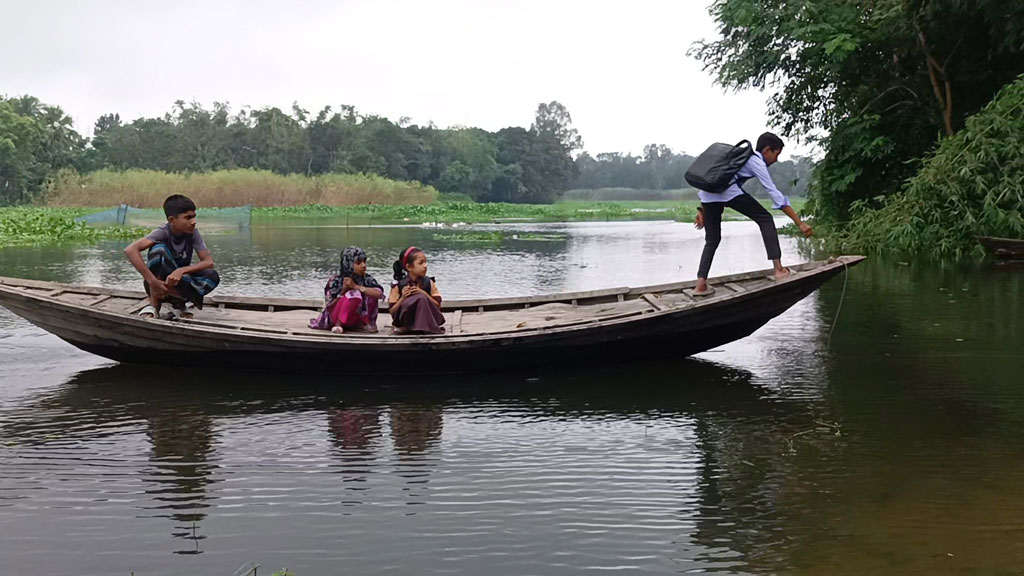স্কুলযাত্রায় শিক্ষার্থীদের ভরসা মাঝিবিহীন ডিঙি