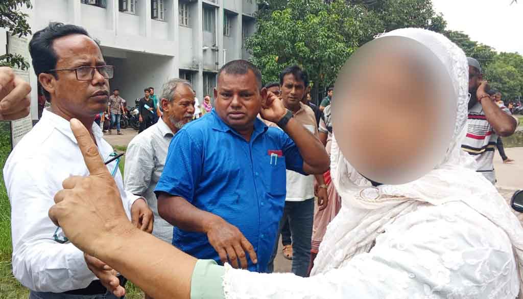 আদালত চত্বরে প্রকাশ্যেই নারীকে লাঞ্ছিত করলেন দুই কাজী