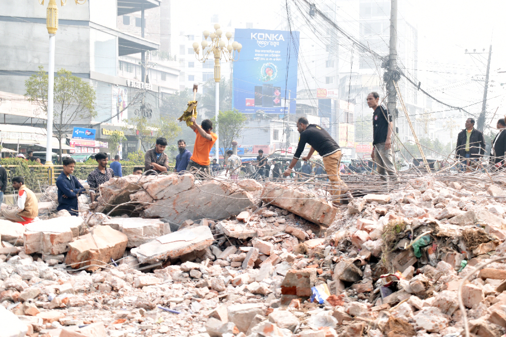 রাজশাহীতে বুলডোজার দিয়ে গুঁড়িয়ে দেওয়া হলো আ.লীগ পরিত্যক্ত কার্যালয়