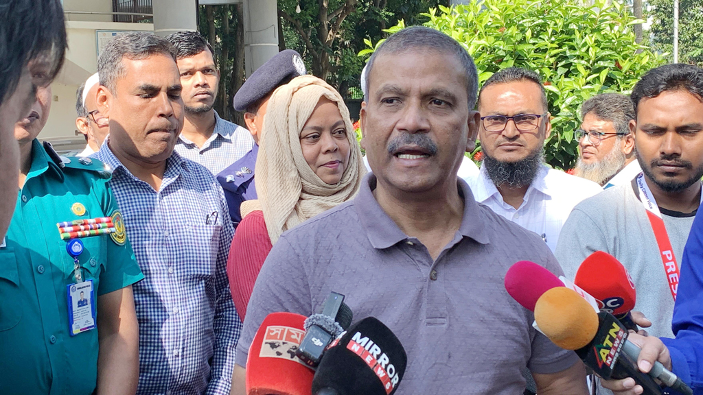 নির্বাচন নিয়ে প্রশ্ন করতেই আইন উপদেষ্টা বললেন, ‘ওই ব্যাপারে কথা বলতে আসিনি’