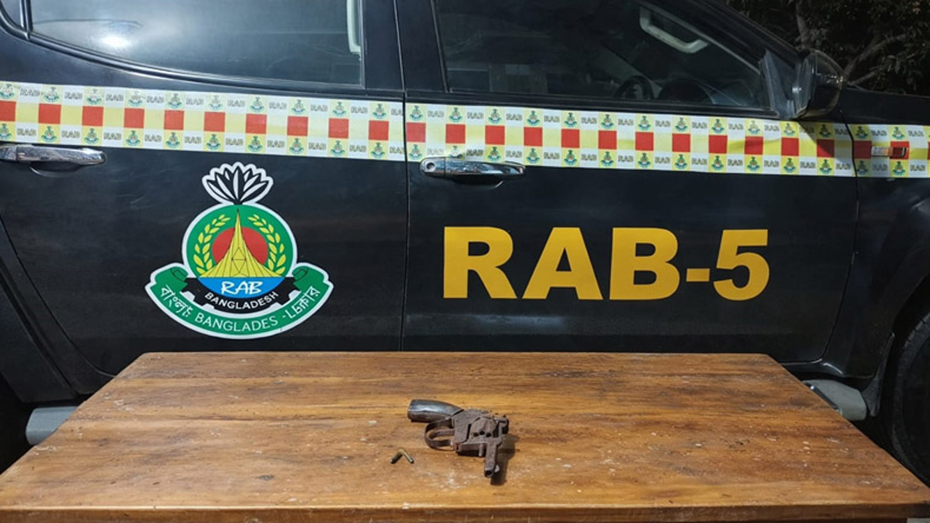 রাজশাহীতে পদ্মার তীরে পড়ে ছিল বিদেশি রিভলবার ও কার্তুজ