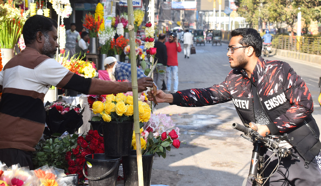 বিশ্ব ভালোবাসা দিবস মানেই ফুল দিয়ে প্রিয় মানুষকে শুভেচ্ছা জানানো। এমন দিনে শুরু বসন্ত। একসঙ্গে দুটি উপলক্ষ ঘিরে চাঙা ফুল বেচাকেনা। অনেকে অস্থায়ী দোকান বসিয়েছেন বাড়তি আয়ের জন্য। প্রতিটি গোলাপ বিক্রি হচ্ছে ৪০ টাকায়। নগরীর সাহেব বাজার জিরো পয়েন্ট এলাকা, রাজশাহী, ১৪ ফেব্রুয়ারি। ছবি: মিলন শেখ