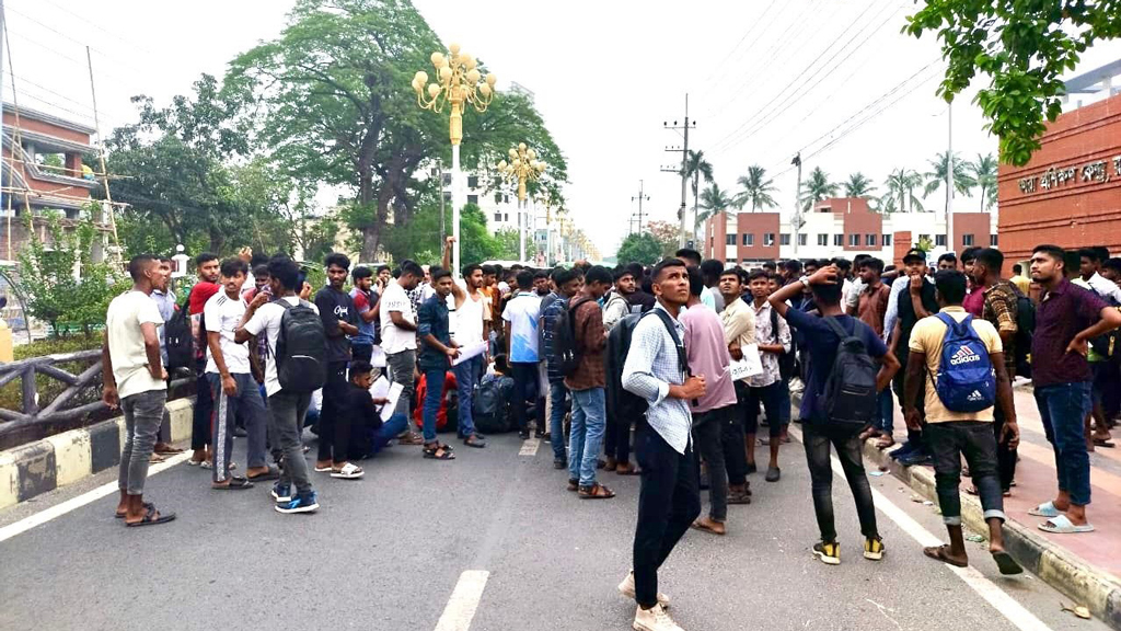 কারারক্ষী পদে উচ্চতার শর্ত পূরণের পরও বাদ দেওয়ার অভিযোগ, চাকরিপ্রার্থীদের বিক্ষোভ
