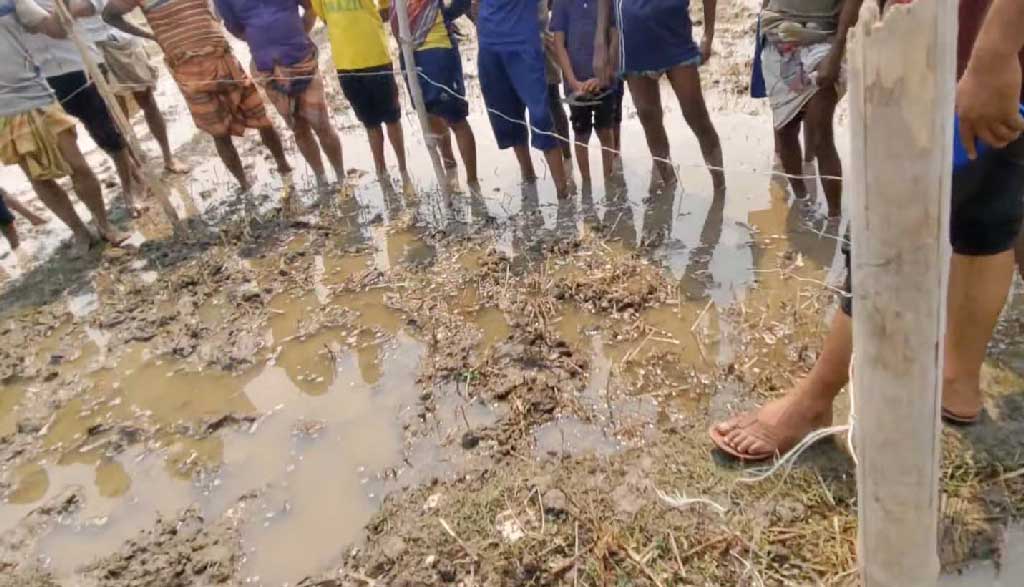 সেচ দিতে গিয়ে ফেরেননি কৃষক, জমিতে মিলল ‘মগজ’