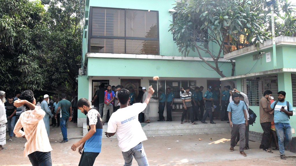 আওয়ামী লীগ নেতার হিমাগারে মেডিকেল শিক্ষার্থীকে ‘হাতুড়িপেটা’ ও দুই বোনকে ‘সেফটি পিন ফুটিয়ে’ নির্যাতন