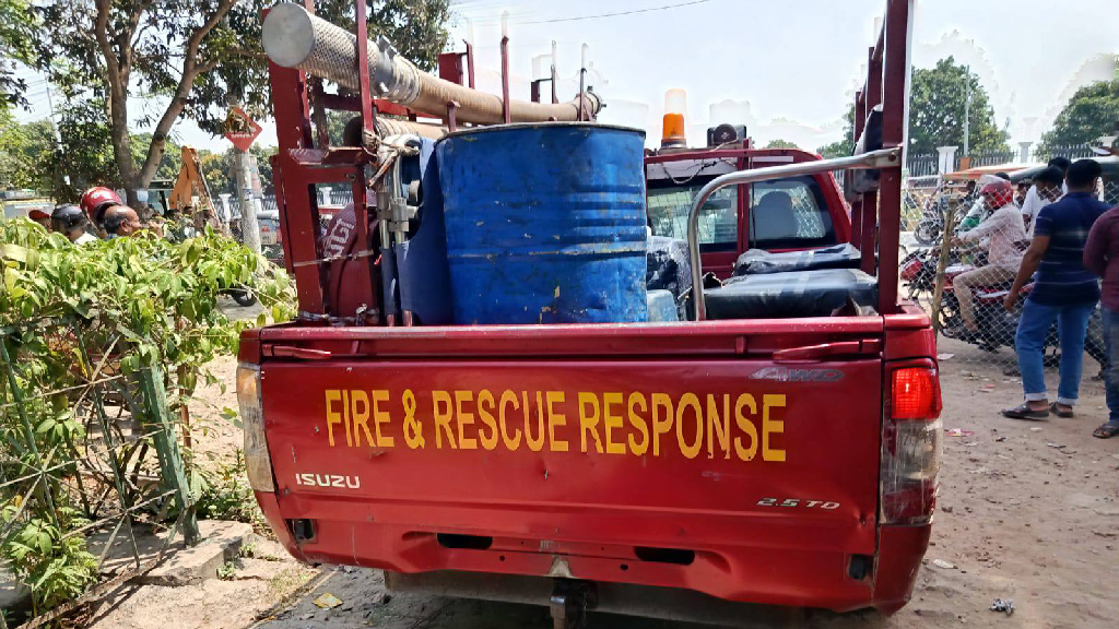 অফিসের চাহিদা দেখিয়ে ৩০০ লিটার তেল নিতে গিয়ে ধরা ফায়ার সার্ভিসের ৪ কর্মী