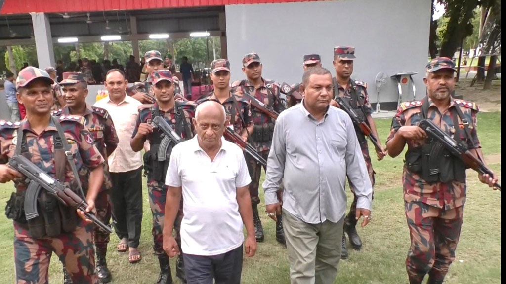 গরু চোরাচালানে সেনাপ্রধান ও বিজিবি মহাপরিচালকের নামে প্রতারণা, আটক ২