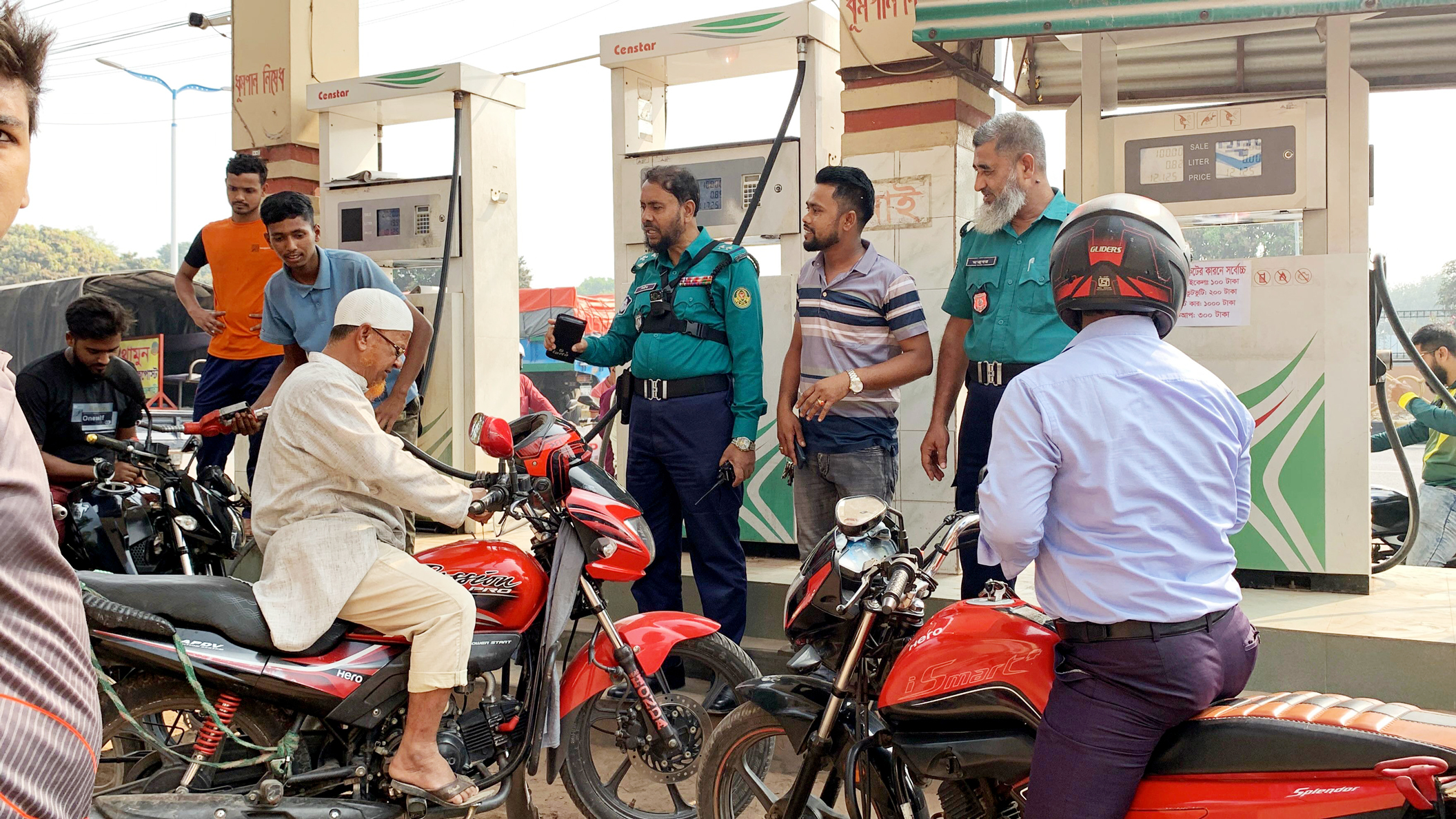 রাজশাহীতে পুলিশ পাহারায় জ্বালানি তেল বিক্রি