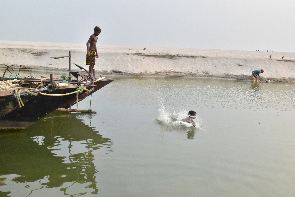 তীব্র তাপপ্রবাহে পুড়ছে রাজশাহী, বিপর্যস্ত জনজীবন