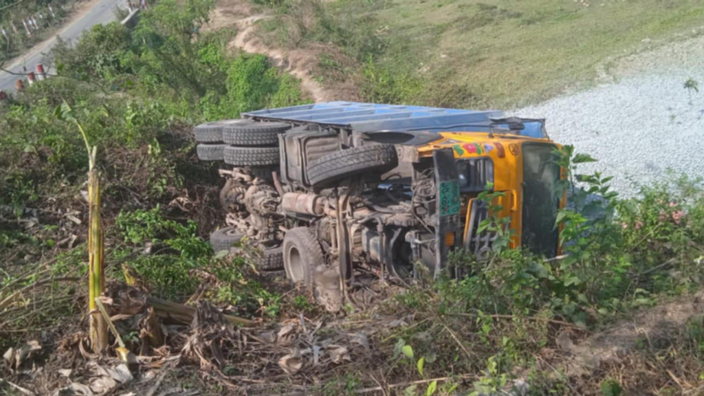 রাঙামাটিতে পাথরবোঝাই ট্রাক নিয়ন্ত্রণ হারিয়ে খাদে