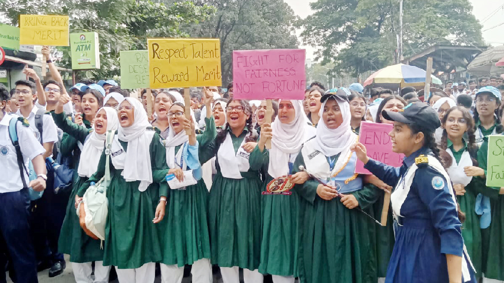 লটারি বাতিল করে ভর্তি পরীক্ষা চালুর দাবিতে রাজউকের শিক্ষার্থীদের বিক্ষোভ