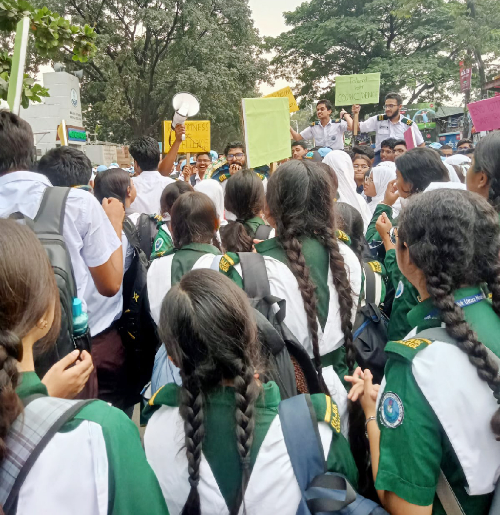 বুধবার (২৯ অক্টোবর) বেলা সাড়ে ১১টা থেকে দুপুর দেড়টা পর্যন্ত বিক্ষোভ করা হয়। ছবি: আজকের পত্রিকা