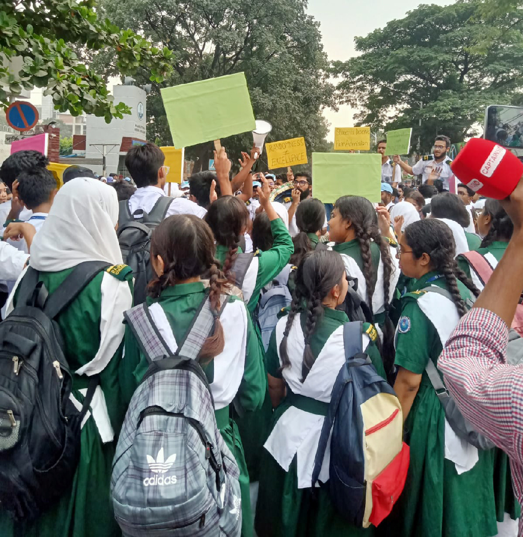 বুধবার (২৯ অক্টোবর) বেলা সাড়ে ১১টা থেকে দুপুর দেড়টা পর্যন্ত বিক্ষোভ করা হয়। ছবি: আজকের পত্রিকা