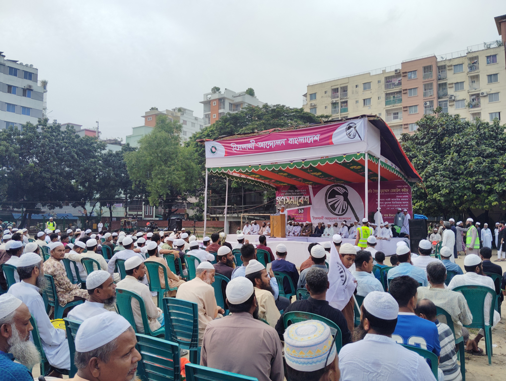 আজ মঙ্গলবার রাজধানীর বাসাবো খেলার মাঠে নির্বাচনী জনসংযোগ সভায় প্রধান অতিথির বক্তব্য দেন ইসলামী আন্দোলন বাংলাদেশের আমির মুফতি সৈয়দ রেজাউল করিম। ছবি: আজকের পত্রিকা