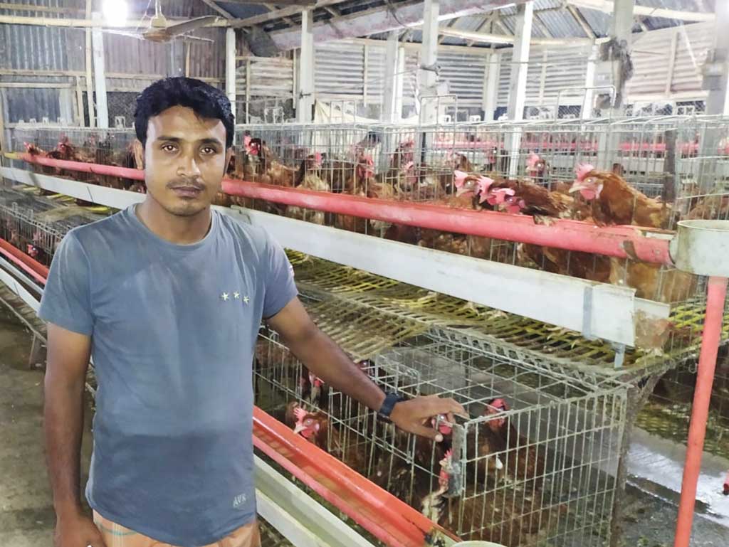 হতাশা থেকে স্বপ্নে: কামারখন্দের ‘মানবিক ডাক্তার’ রেজাউলের জীবনগাথা