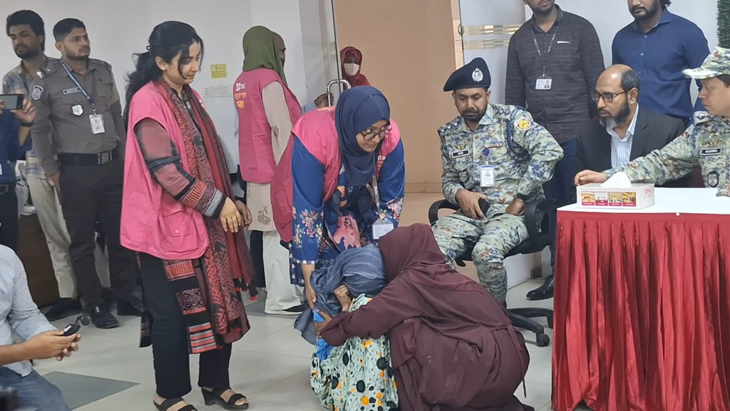 সৌদি আরবে নির্যাতনের শিকার মা রিজিয়াকে ফিরে পেল সন্তানেরা