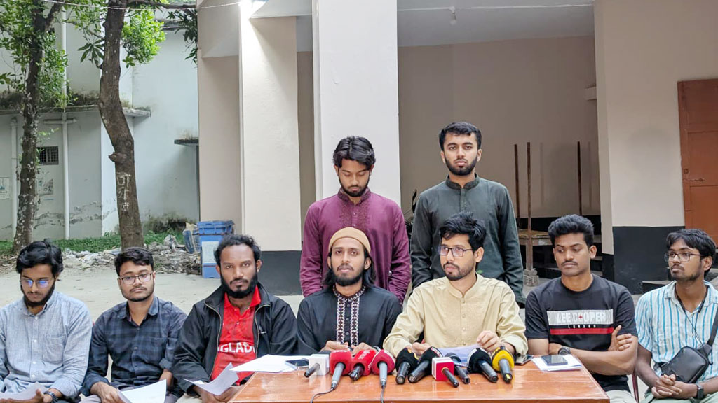 বাগ্বিতণ্ডার ভিডিও ভাইরাল, ২৪ ঘণ্টার মধ্যে রাবি রেজিস্ট্রারকে অপসারণের আলটিমেটাম