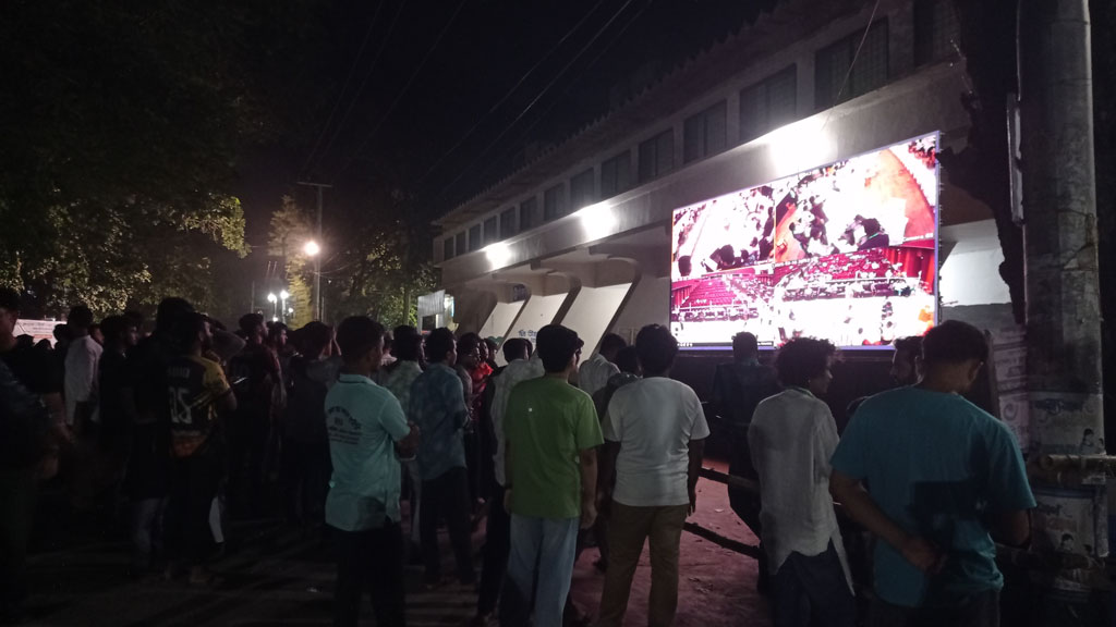 রাকসু নির্বাচন: ভোট গণনা দেখানো হচ্ছে এলইডি স্ক্রিনে