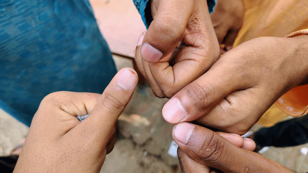 রাকসু নির্বাচন: অমোচনীয় কালি উঠে যাওয়ার অভিযোগ