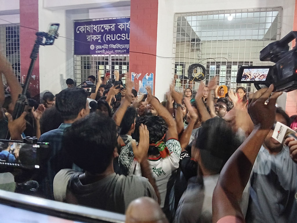 রাকসু নির্বাচন নিয়ে দুপক্ষ মুখোমুখি, উত্তেজনা