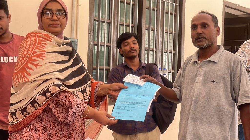 রাকসু নির্বাচনে মনোনয়ন ফরম নিলেন ৫১ বছরের মোরশেদ