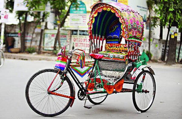 চালকের মাথায় আঘাত করে রিকশা ছিনতাই