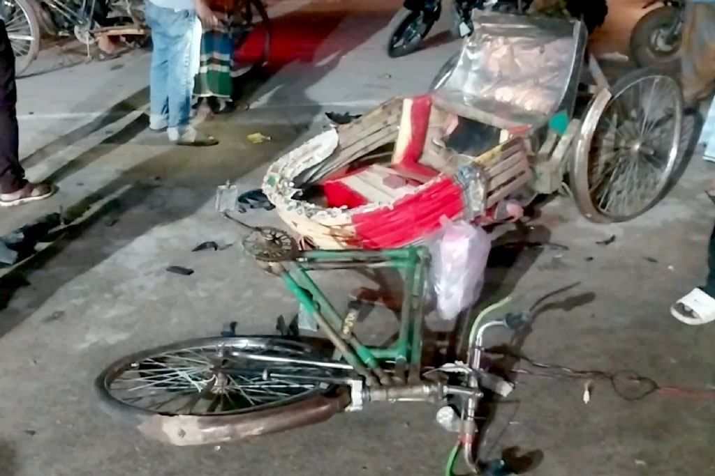 চাঁদপুরে মোটরসাইকেল-অটোরিকশা সংঘর্ষে নিহত ২