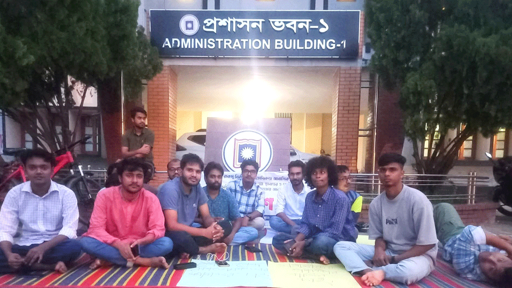 রাসকু নির্বাচন: পুনরায় বসার হুঁশিয়ারি দিয়ে অনশন ভাঙলের শিক্ষার্থীরা