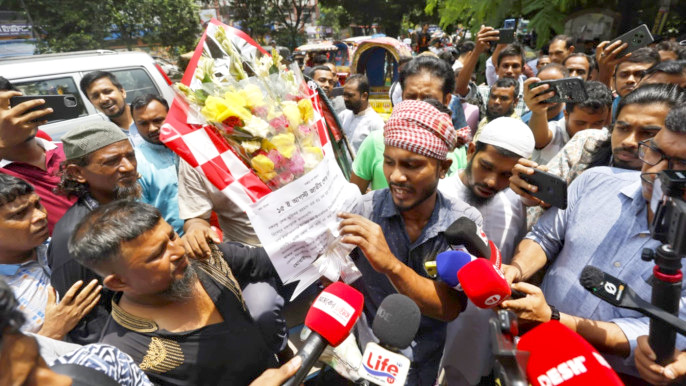 ৩২ নম্বরে ফুল দিতে যাওয়া সেই রিকশাচালক হত্যাচেষ্টা মামলায় কারাগারে