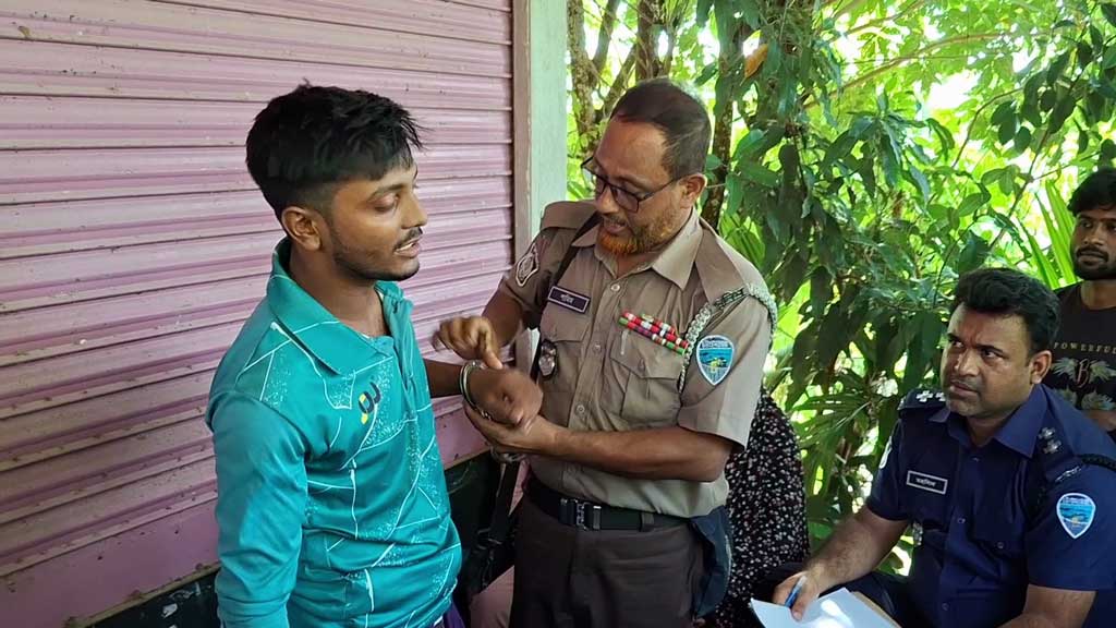 লক্ষ্মীপুরে কিশোরী ধর্ষণের অভিযোগে অটোরিকশাচালক গ্রেপ্তার