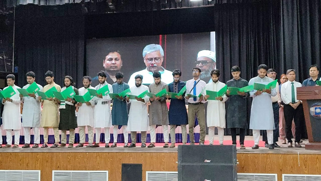 রাকসু প্রতিনিধিদের শপথবাক্য পাঠ করালেন উপাচার্য