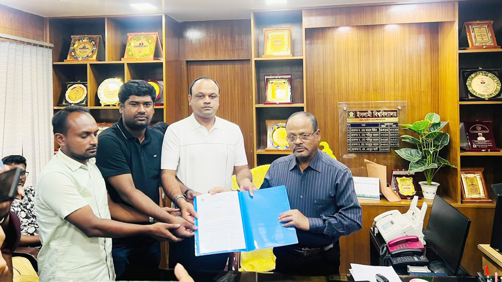 রেল চালুর দাবিতে ইবি ছাত্রদলের স্মারকলিপি
