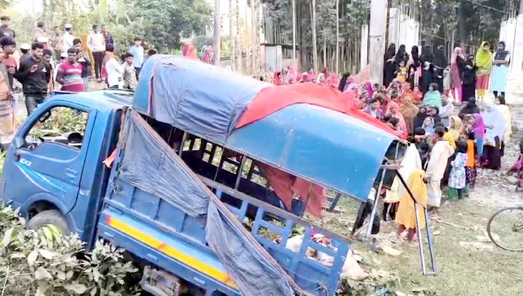 ট্রেনের ধাক্কায় দুভাইসহ তিন শ্রমিক নিহত, আহত অনেকে
