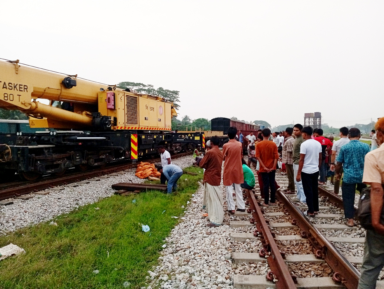 দুই ঘণ্টা পর ঢাকা-চট্টগ্রাম রেল যোগাযোগ স্বাভাবিক, তদন্ত কমিটি গঠন