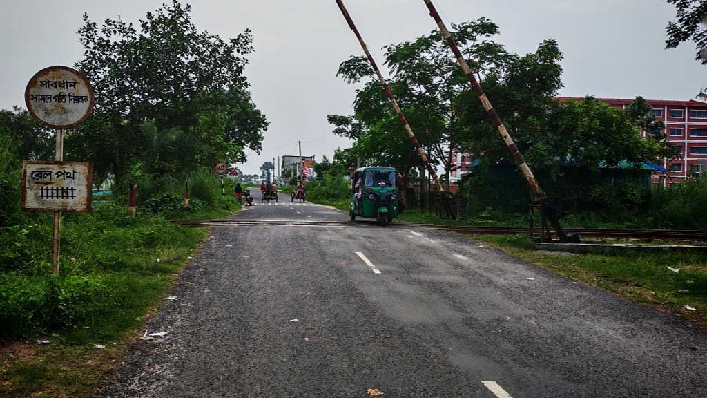 জয়পুরহাটে বাস-ট্রেন সংঘর্ষ: ২০ বছর ধরে শোক আর যন্ত্রণা নিয়ে বেঁচে আছেন ভুক্তভোগীরা