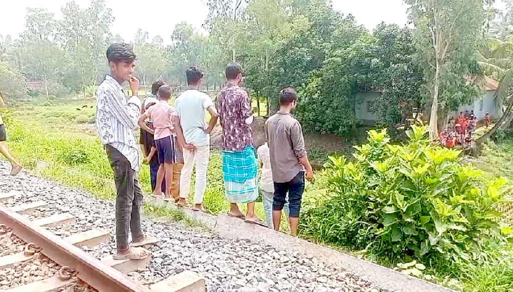 টাঙ্গাইলে কালিহাতীতে ট্রেন ও বাসের ছাদ থেকে পড়ে নিহত ২