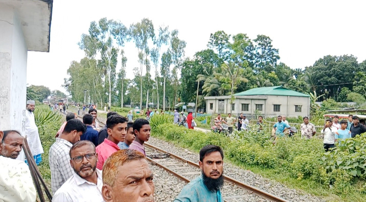 এক লাইনে দুই ট্রেন, অল্পের জন্য রক্ষা পেলেন হাজারো যাত্রী