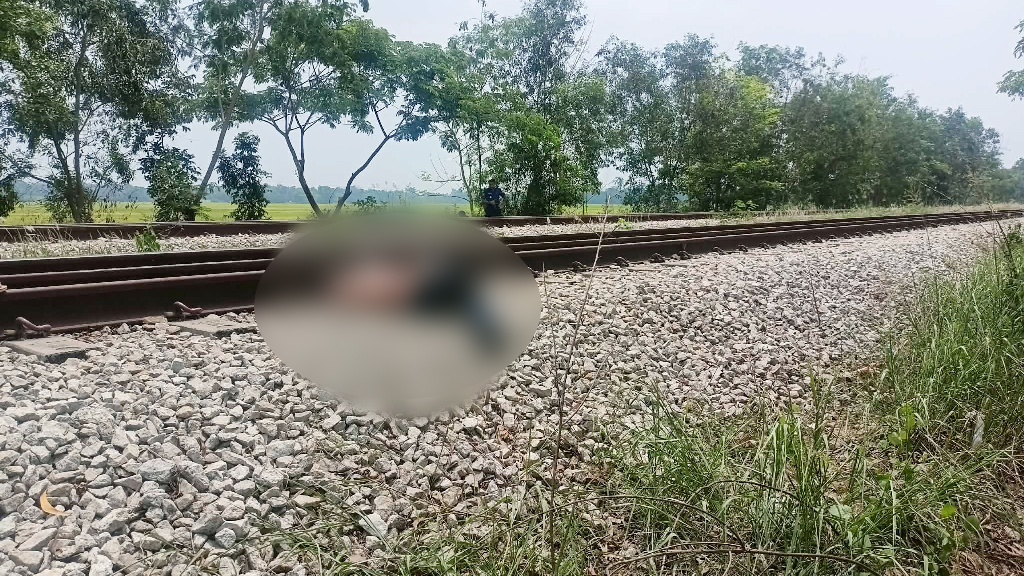 রেললাইনে বসে ধূমপান, ট্রেনে কাটা পড়ে যুবকের মৃত্যু