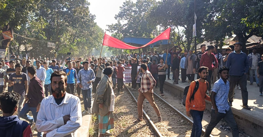 বুড়িমারী থেকে ট্রেন চালুর দাবি, সড়ক ও রেলপথ অবরোধ