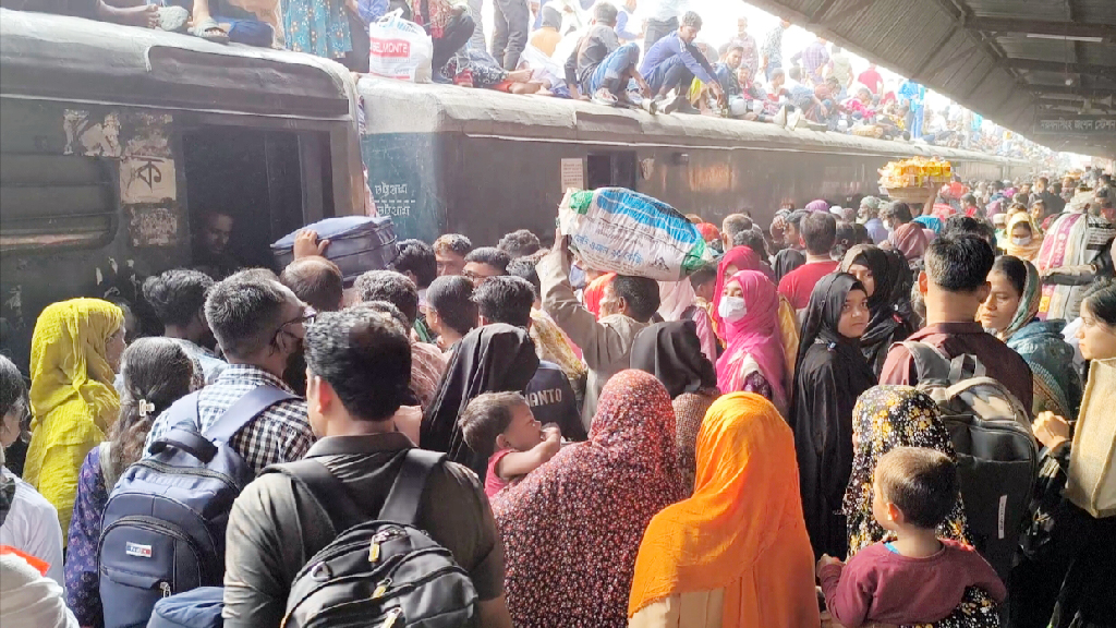ময়মনসিংহে বাসস্ট্যান্ড ও রেলওয়ে স্টেশনে প্রচণ্ড ভিড়, যানবাহনের ভাড়া কয়েক গুণ বৃদ্ধি