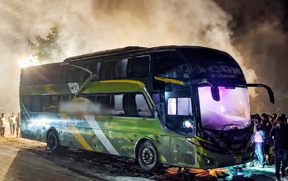 রামুতে এসি বাসে আগুন, জানালার কাচ ভেঙে যাত্রীদের উদ্ধার